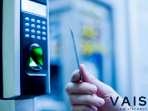 Read more about the article Sisteme de control acces: de la chei și cartele la inteligența facială
